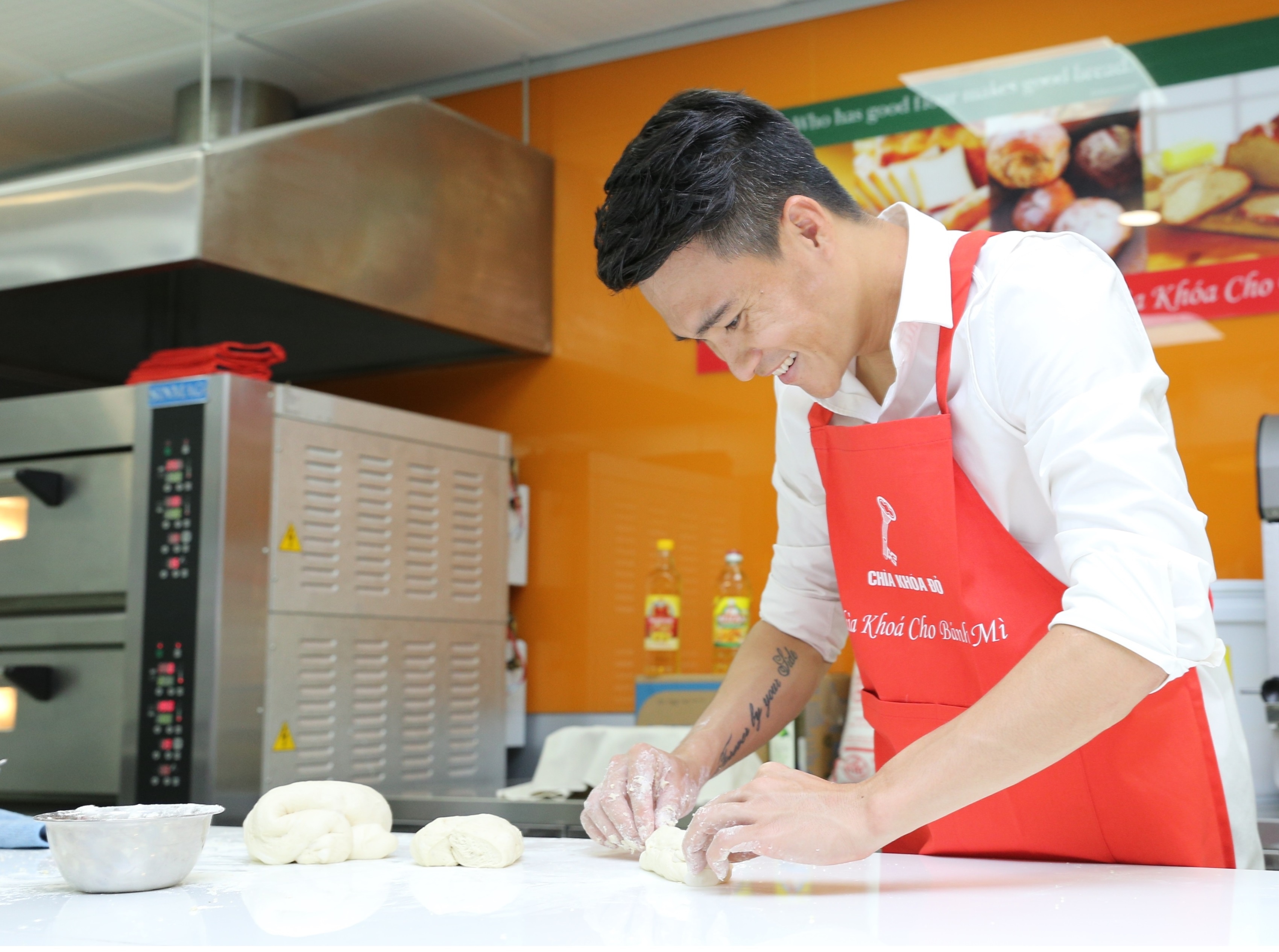 Cong Vinh hoc lam banh mi tang ba xa Thuy Tien hinh anh