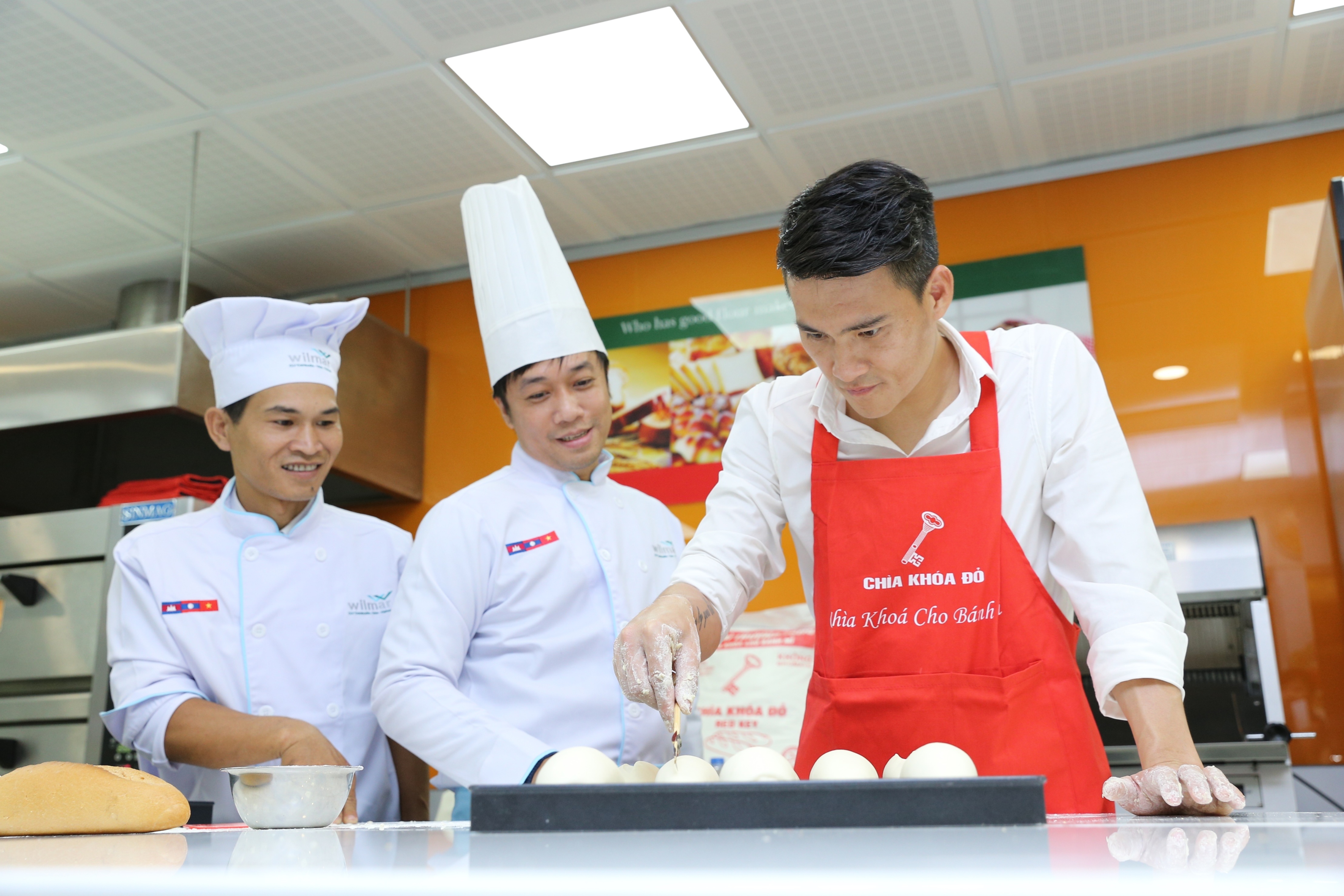 Cong Vinh hoc lam banh mi tang ba xa Thuy Tien anh 7