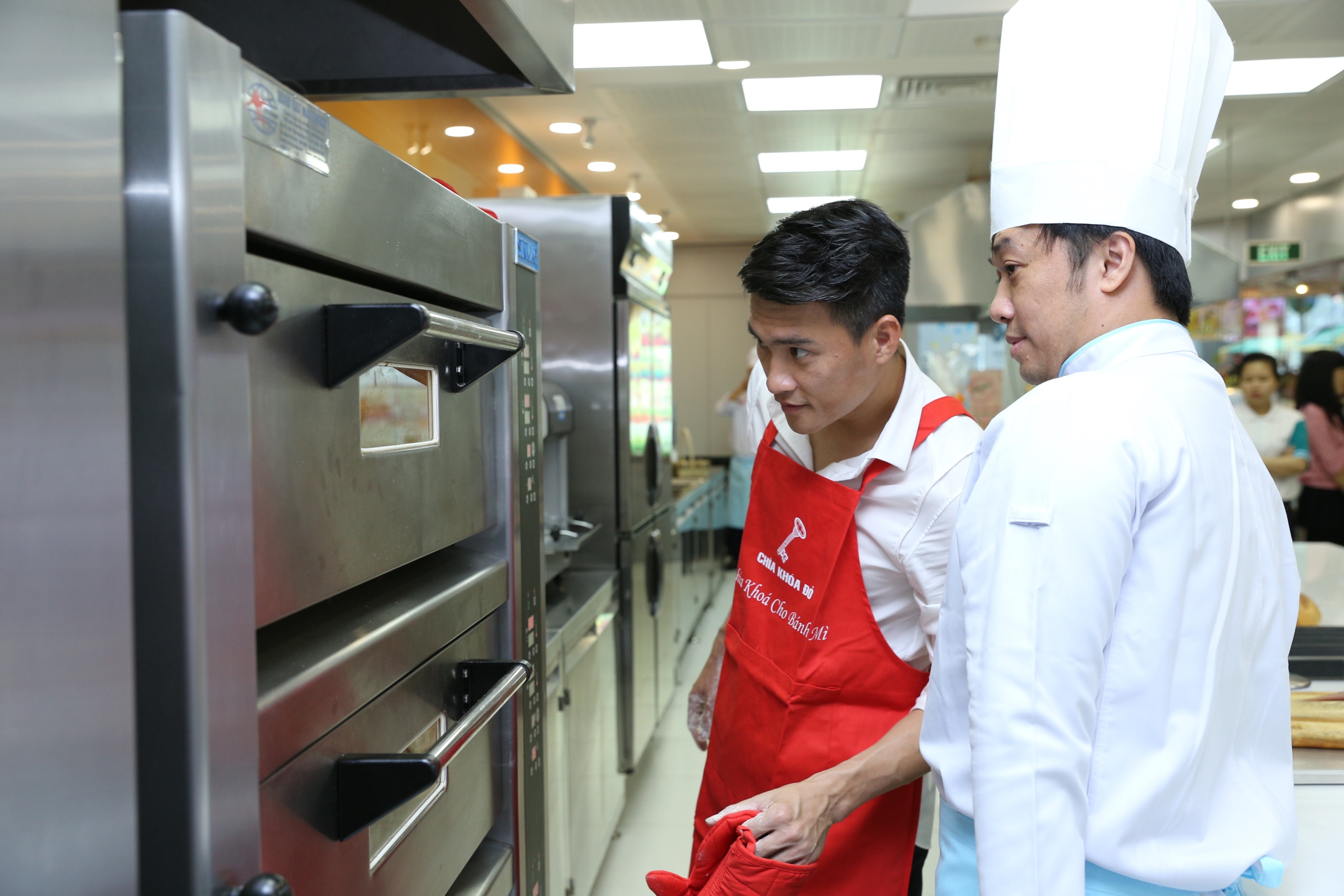 Cong Vinh hoc lam banh mi tang ba xa Thuy Tien anh 8