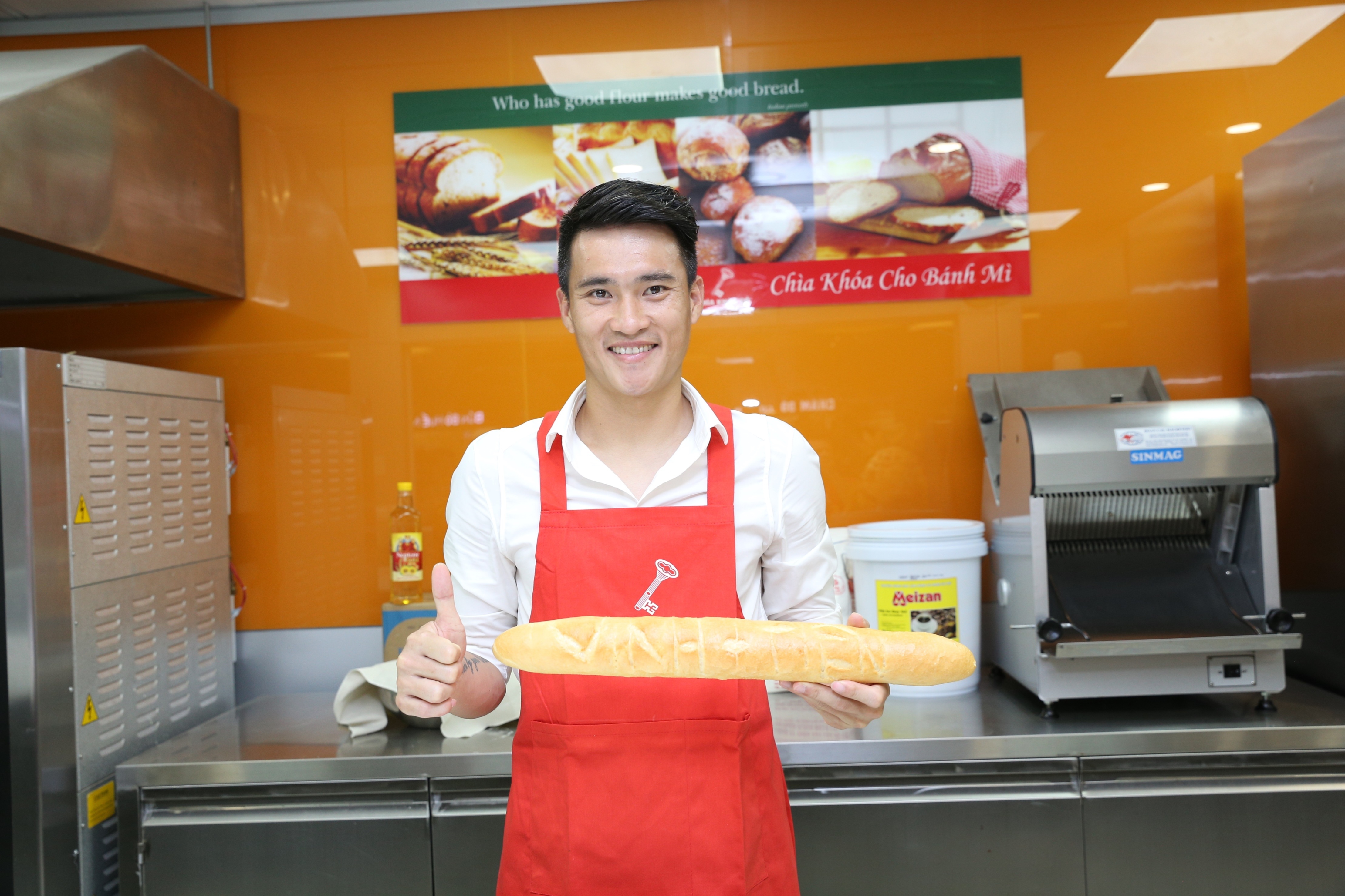 Cong Vinh hoc lam banh mi tang ba xa Thuy Tien anh 9