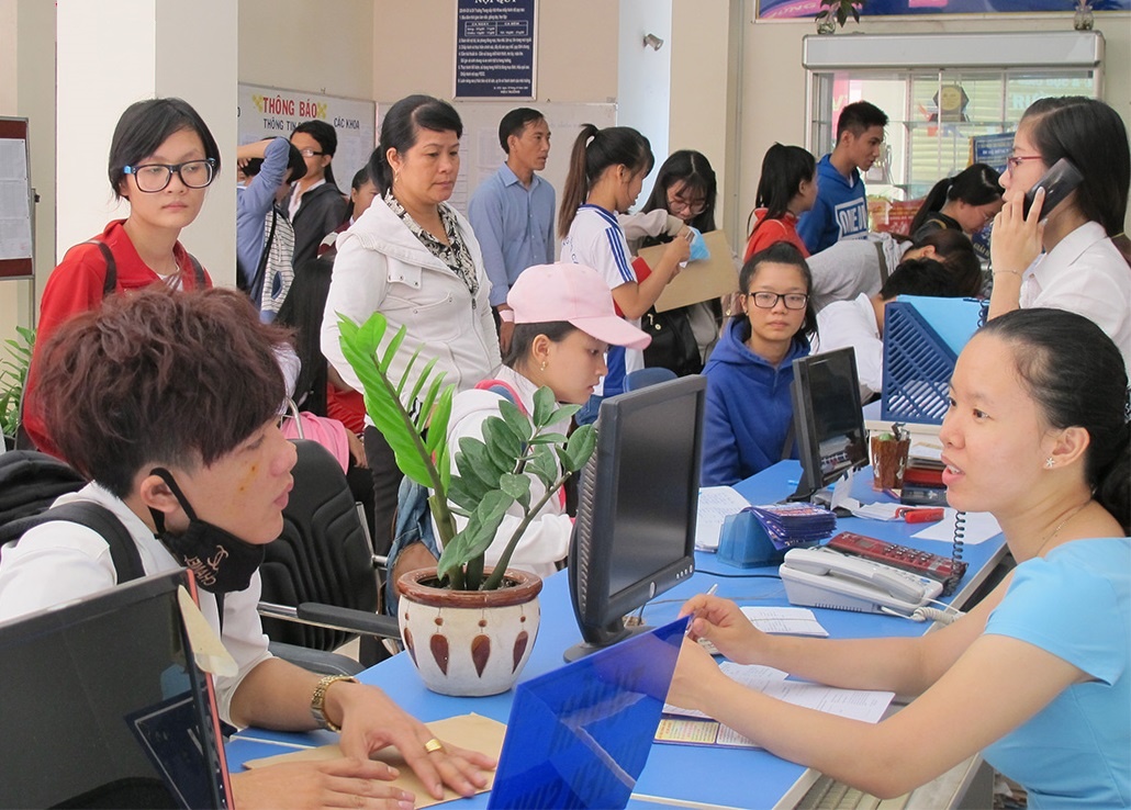 Thi sinh diem cao van chu dong chon truong trung cap hinh anh