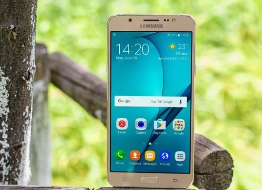 Samsung Galaxy J7 2016 hut khach tai phan khuc 4 trieu dong hinh anh