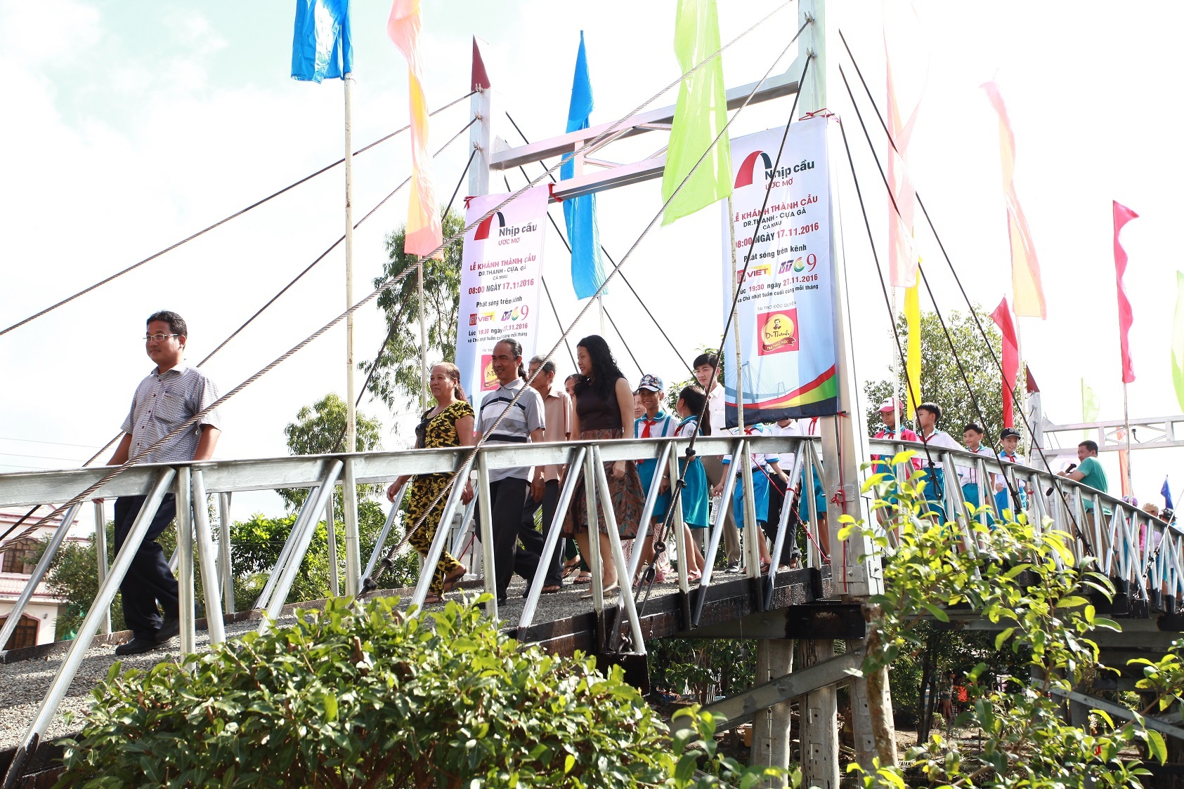 Khanh thanh cau thep day vang tai dat mui Ca Mau hinh anh