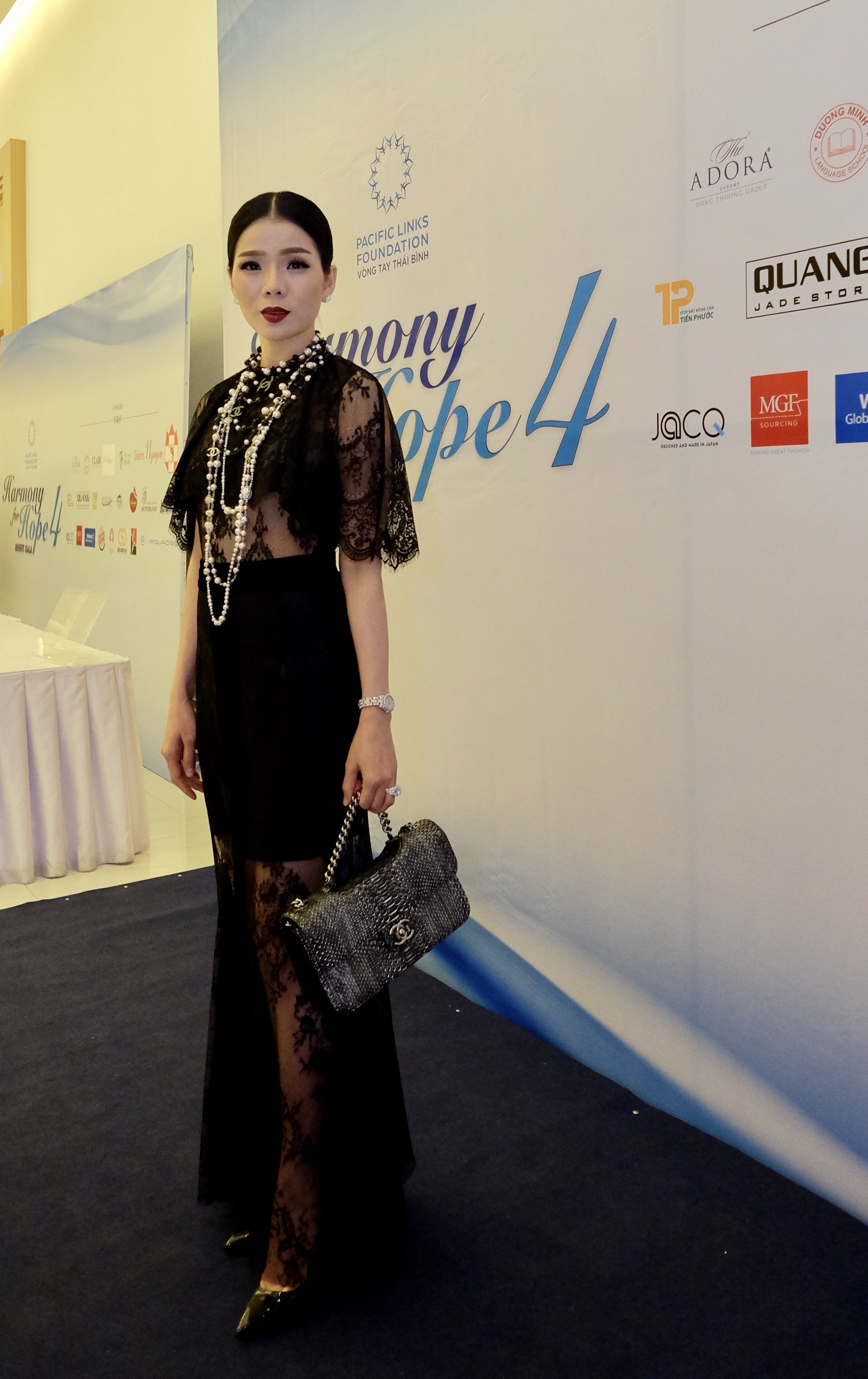 Le Quyen dong gop 11.000 USD anh 1