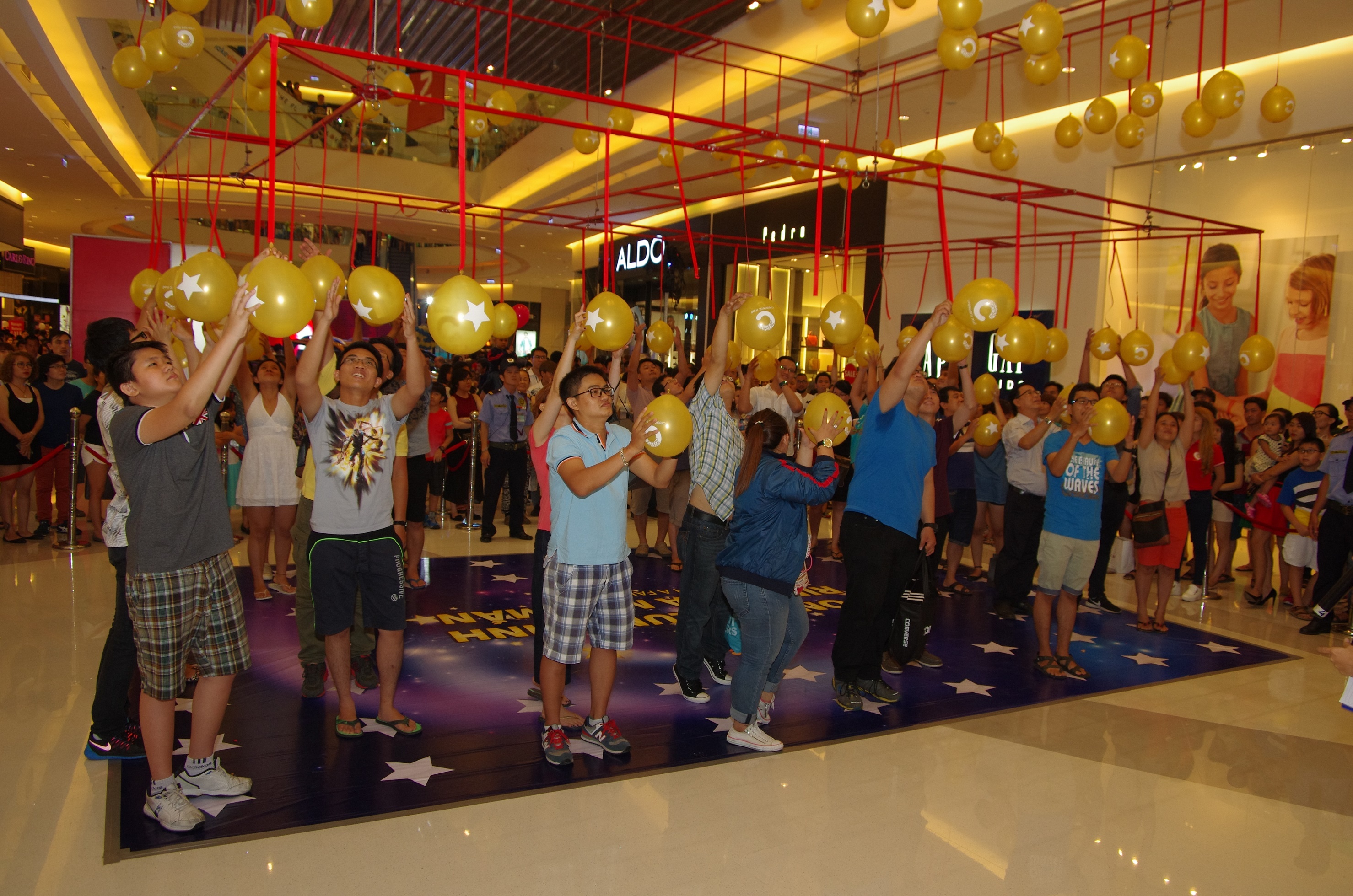 Crescent Mall,  Sale khung den nua dem anh 4