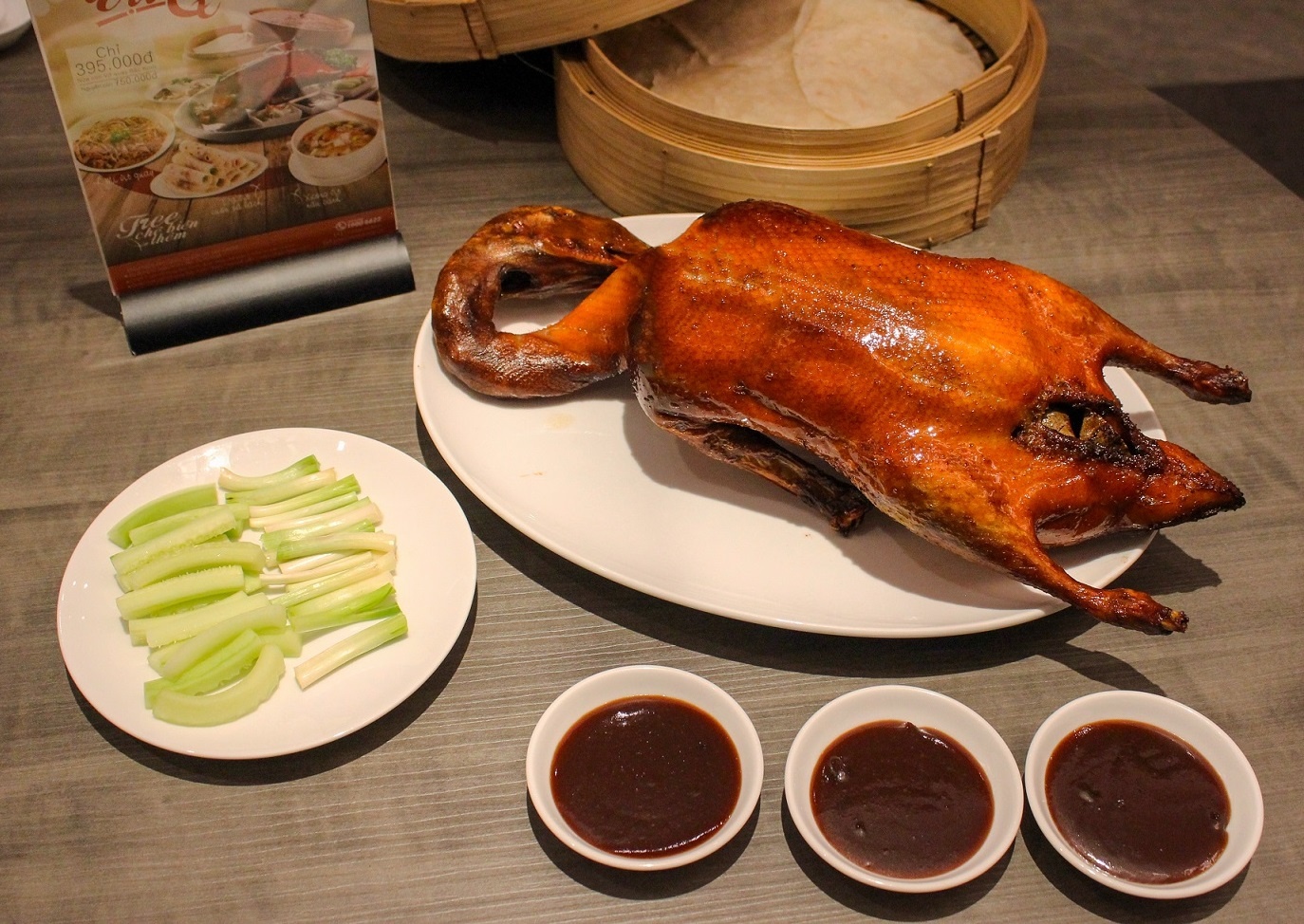 Vit quay Bac Kinh - mon an danh tieng chuan vi Quang Dong hinh anh