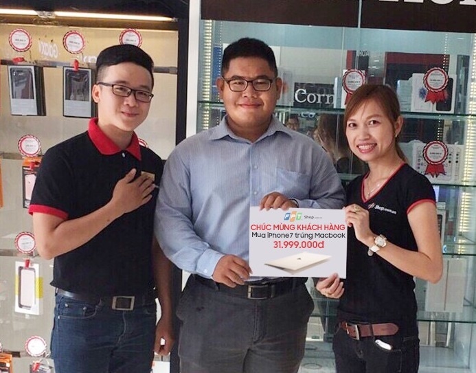 Khach mua iPhone 7 tai FPT Shop trung MacBook hinh anh