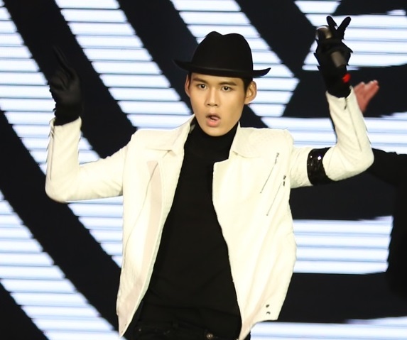 Do Hieu dua phong cach Michael Jackson vao ban hit Kpop hinh anh