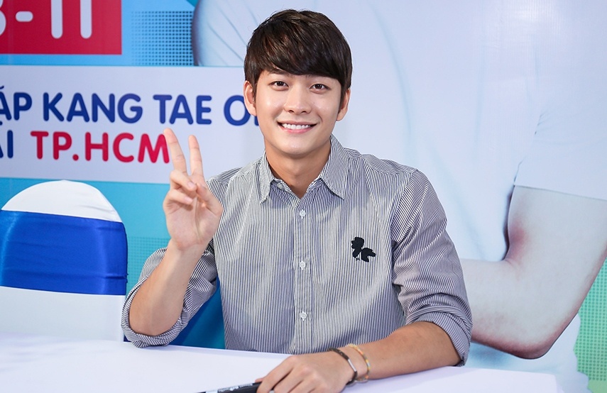 Khoanh khac Kang Tae Oh than thiet voi fan Viet hinh anh