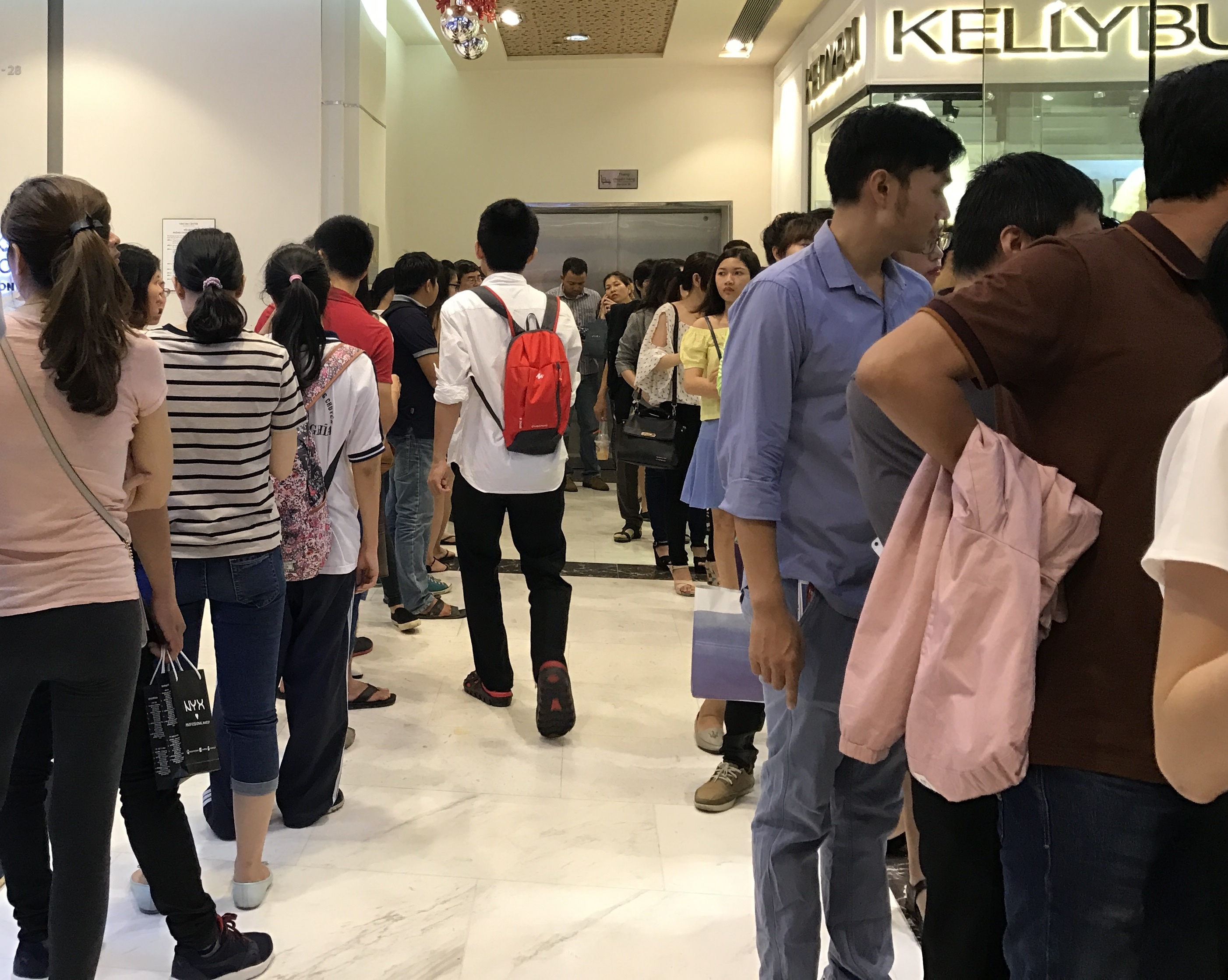 Nguoi mua xep hang chon do giam gia tai Vincom Centre TP.HCM hinh anh