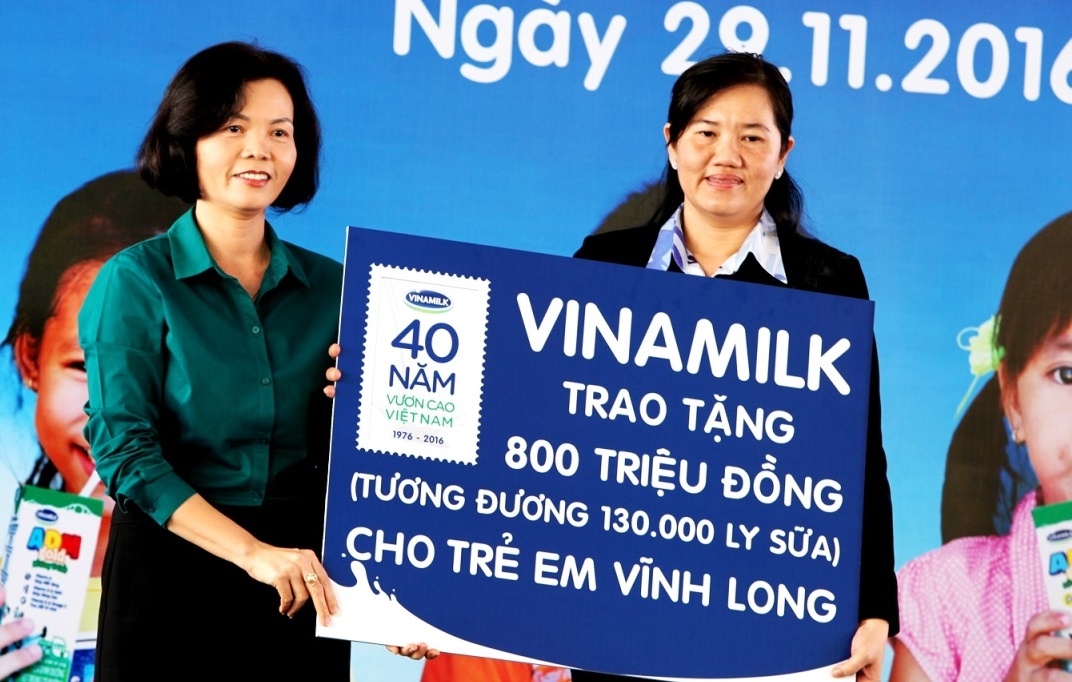 Vinamilk trao tang gan 130.000 ly sua cho tre em Vinh Long hinh anh