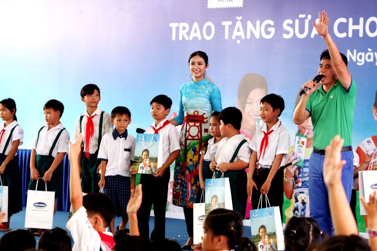 Vinamilk, Sữa học đường Quốc gia, Quỹ sữa vươn cao ảnh 4 Vinamilk, Sua hoc duong Quoc gia, Quy sua vuon cao anh 4