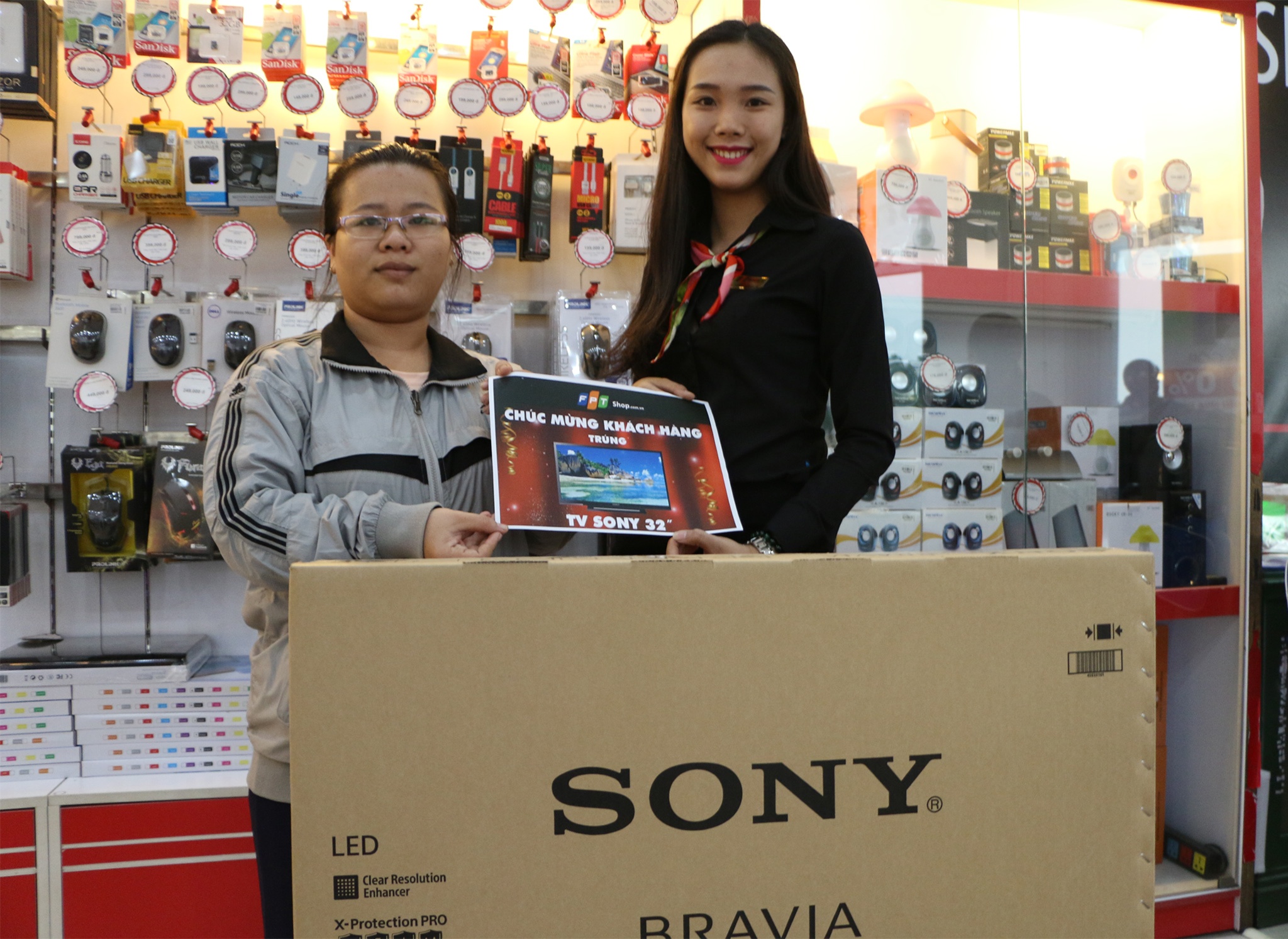 Trung TV 32 inch khi mua dien thoai tai FPT Shop hinh anh