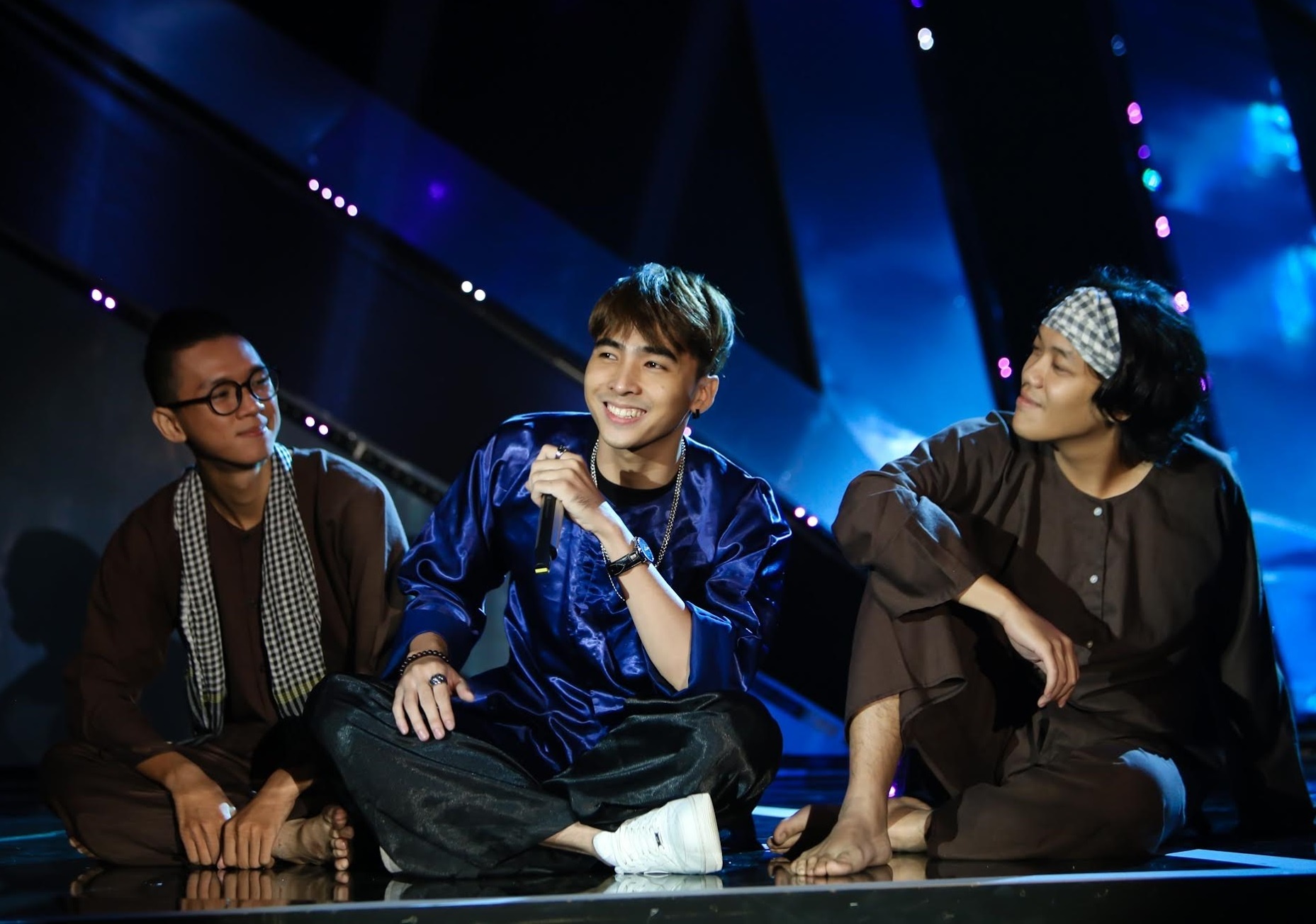 Doi Hoang Touliver tao bat ngo phut chot voi 'Ly cay bong' hinh anh