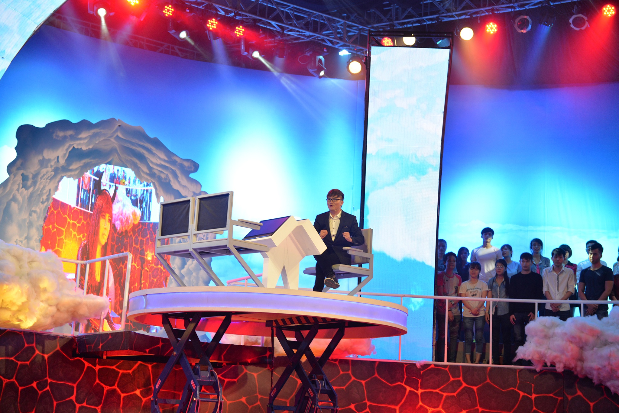 Dai Nghia va Le Khanh thu thach Minh Xu anh 3