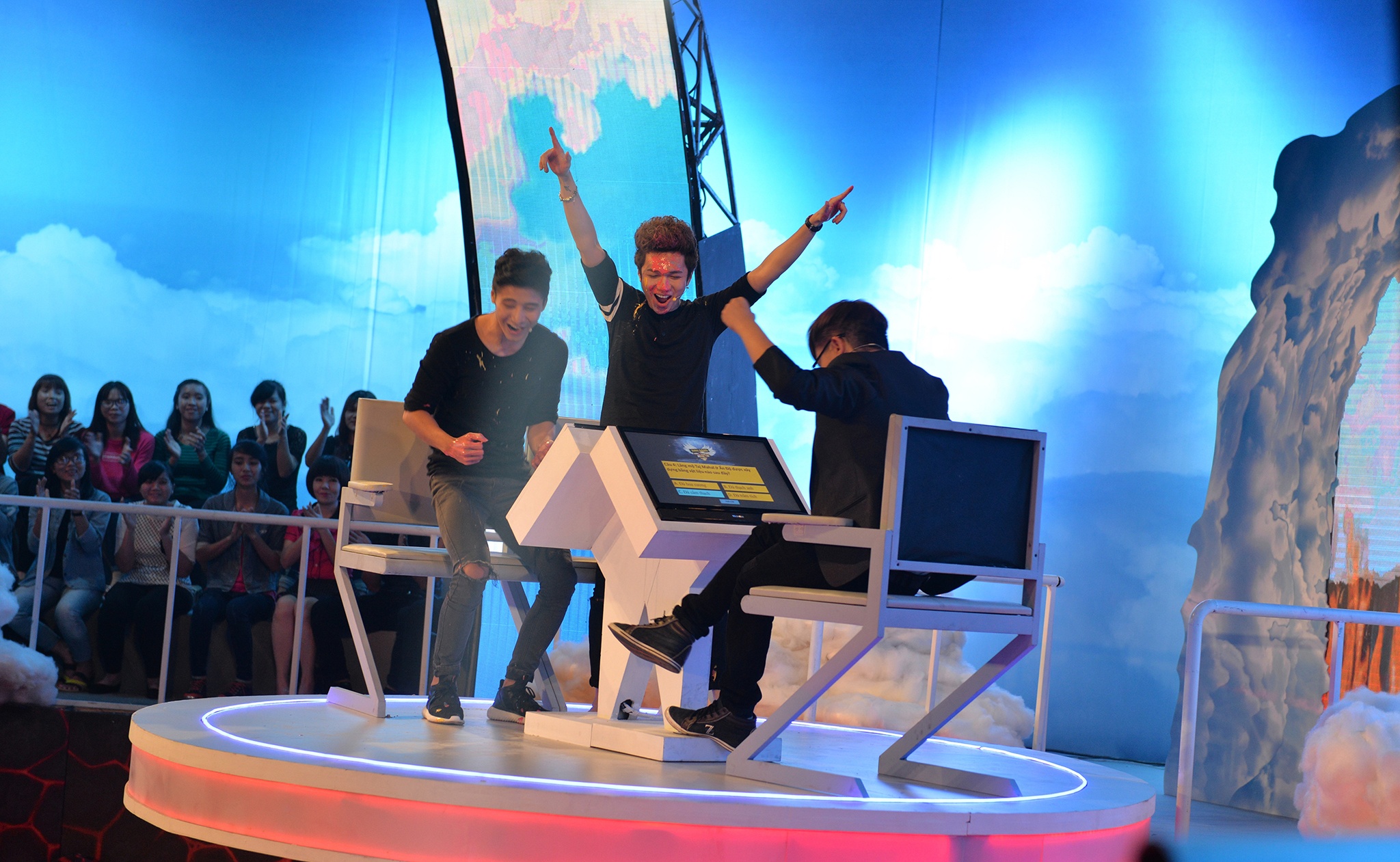 Dai Nghia va Le Khanh thu thach Minh Xu anh 4