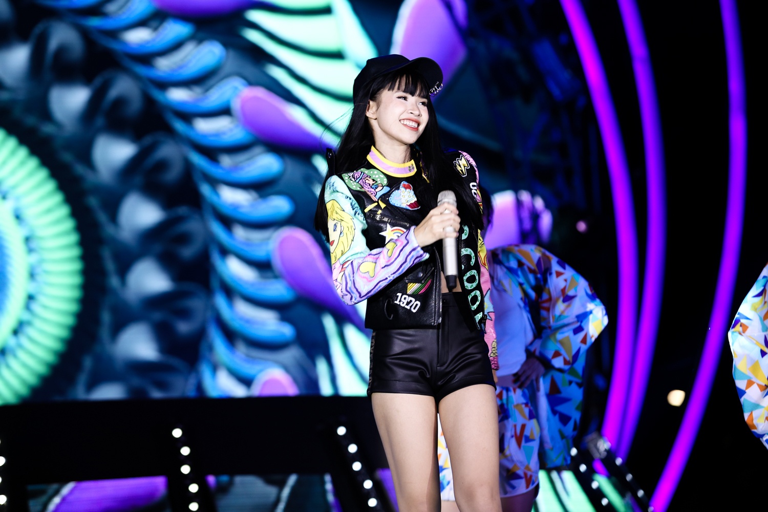 Dong Nhi,  Khoi My khoe toc dai den muot anh 2