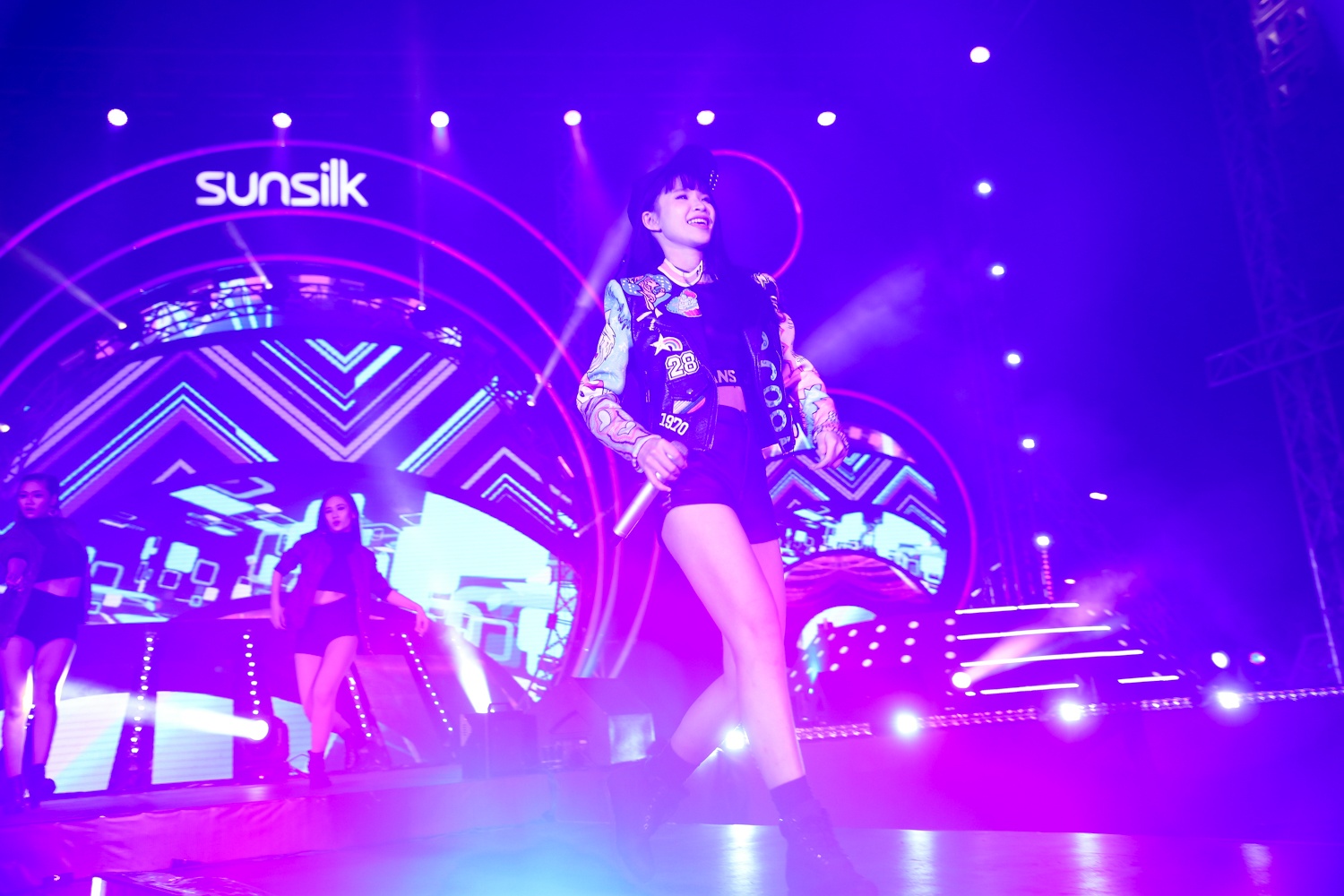 Dong Nhi,  Khoi My khoe toc dai den muot anh 5