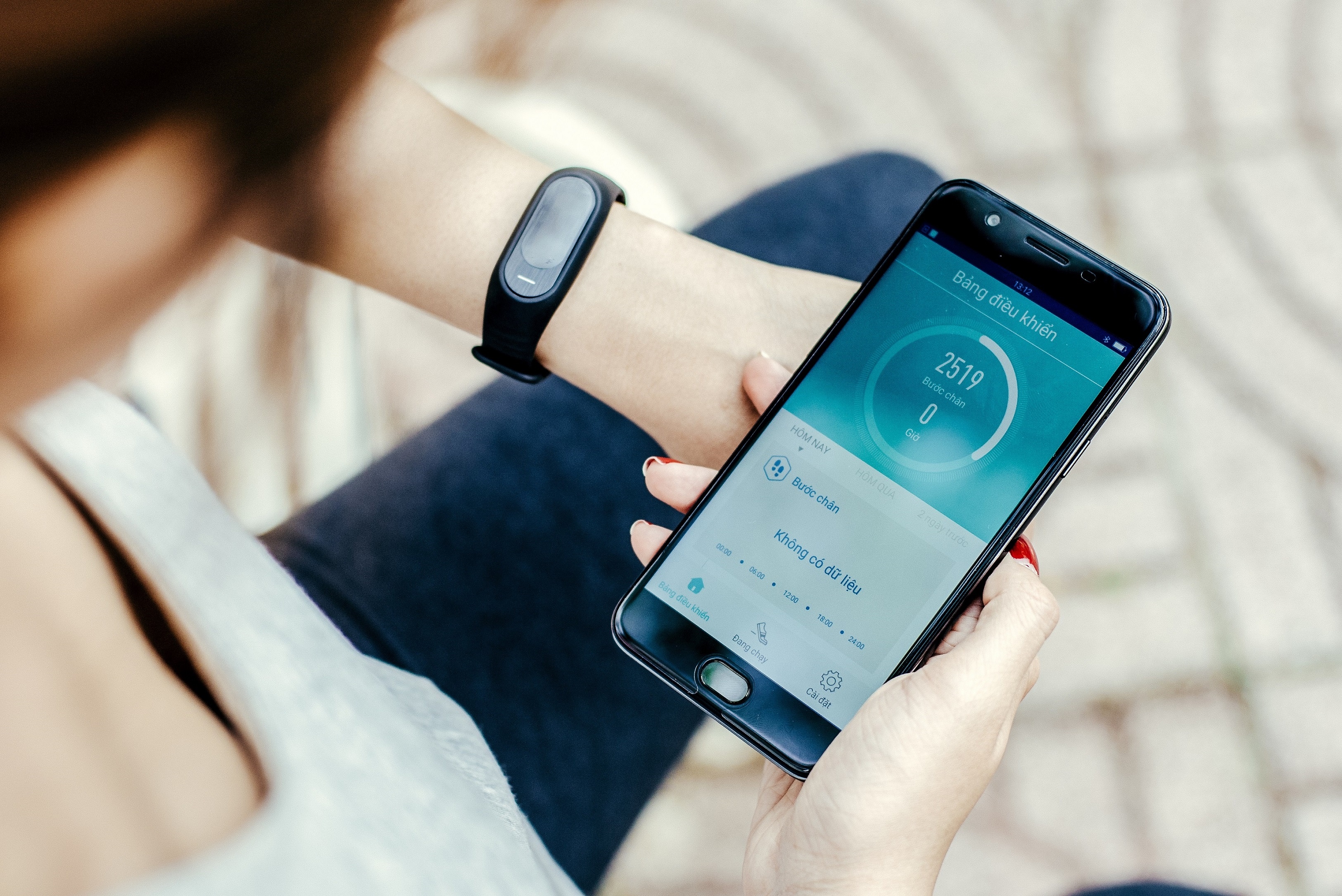 Oppo F1s den nham len ke gia khong doi, di kem vong H-band hinh anh