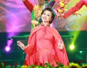 Lam Phi Quynh dau tu lon cho tiet muc mo man Tet Van Loc hinh anh