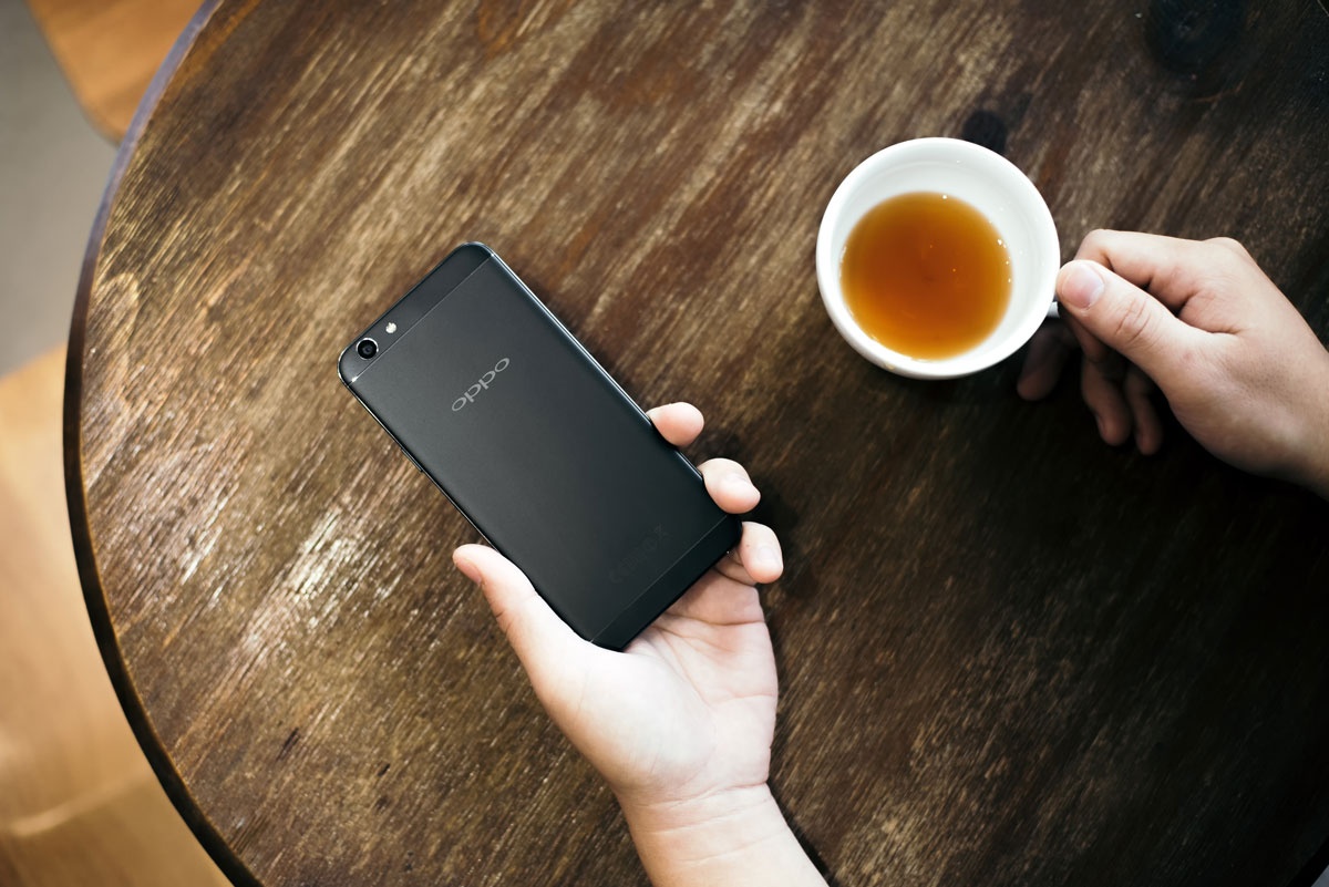 Ly do nen mua Oppo F1s den nham tai FPT Shop hinh anh