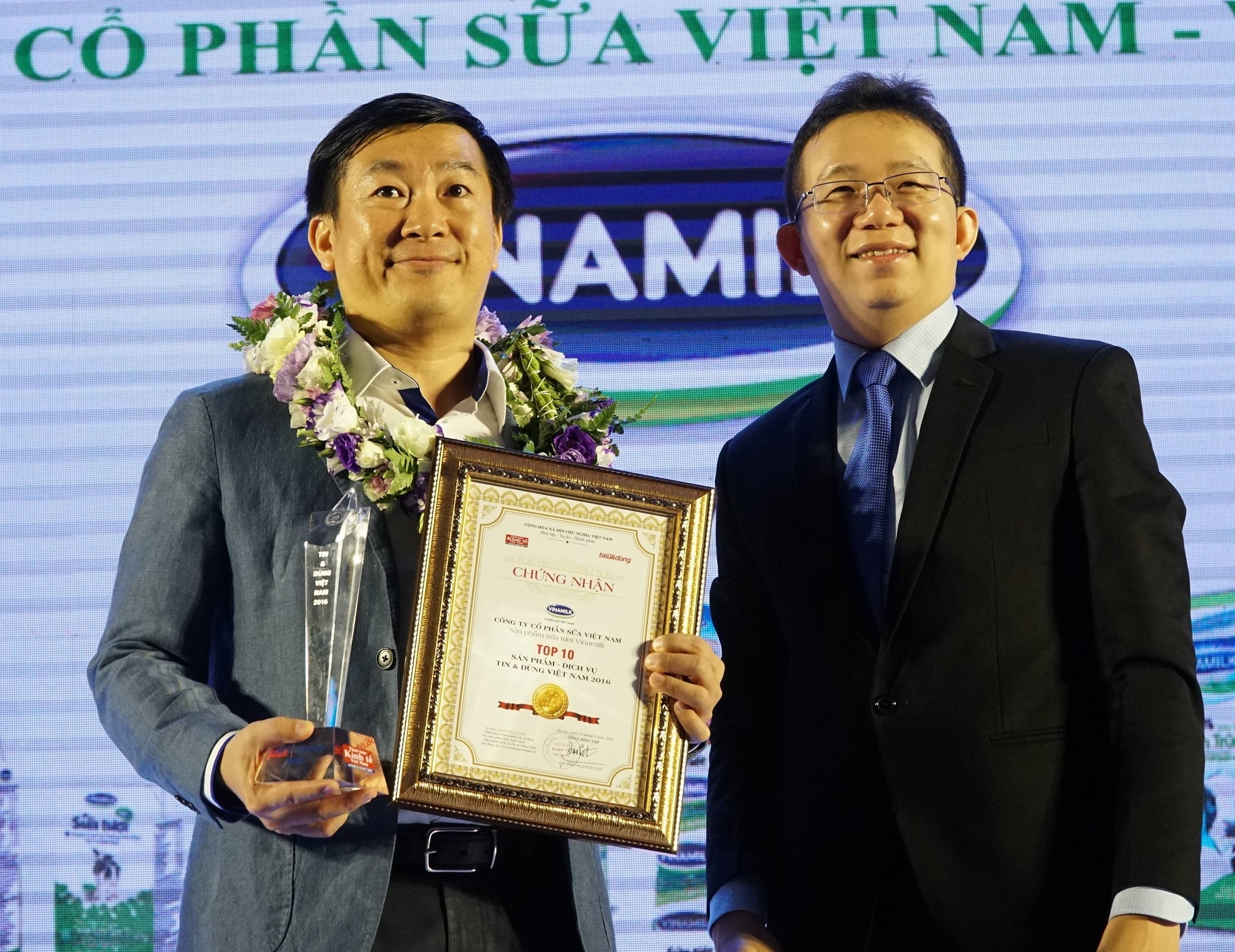 Vinamilk tiep tuc lot top 10 thuong hieu 'Tin va dung' hinh anh