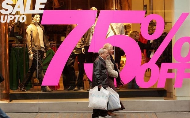 Tranh khuyen mai ao mua mua sam cuoi nam hinh anh