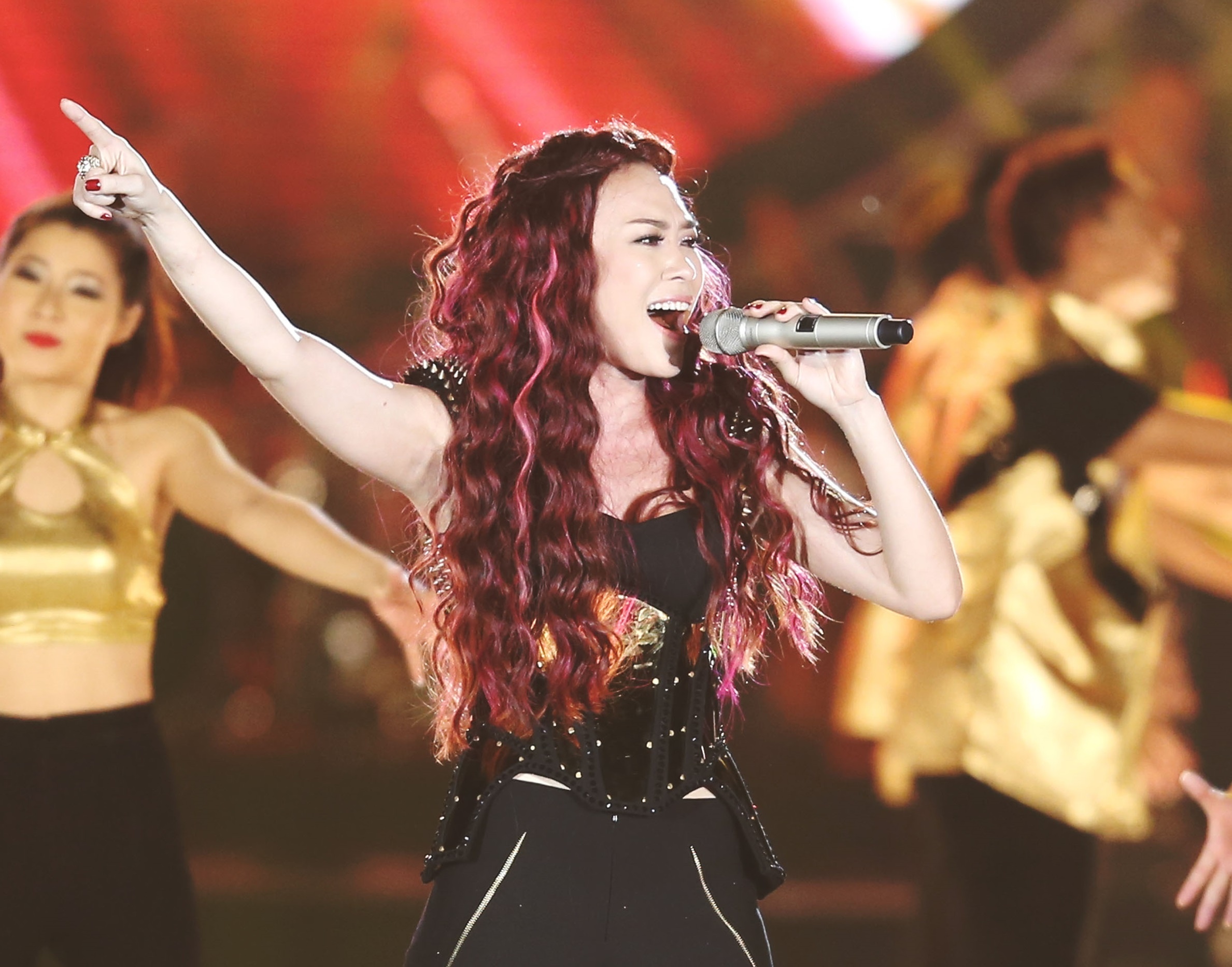 My Tam, Toc Tien bung no tren san khau thoi trang dai 200 m hinh anh