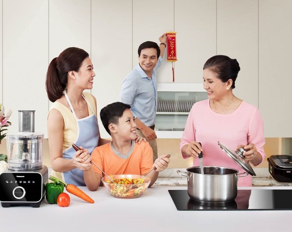 Tet sum vay khi ca nha cung vao bep hinh anh