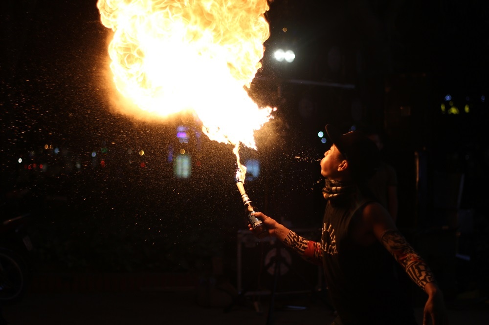 Thuong thuc belly dance doc dao tai nha hang Buk Buk hinh anh