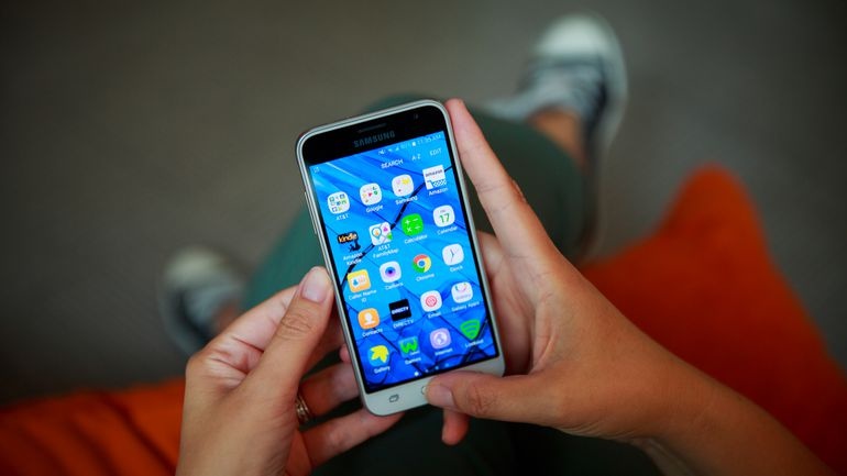 Samsung Galaxy J3 2016 gia 2,39 trieu dong tai Lazada hinh anh