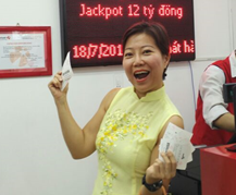 Nu giam doc mua tang moi nhan vien mot ve so hang ngay hinh anh