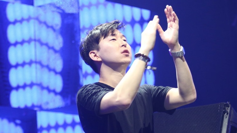 DJ Mag W&W va Yellow Claw tham du Mega City hinh anh