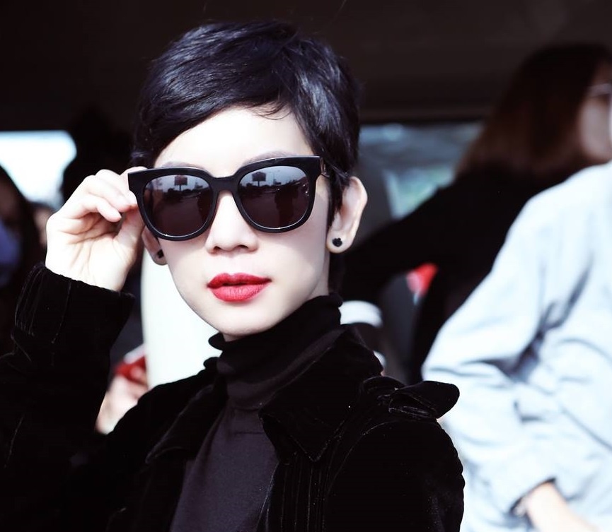 Xuan Lan sanh dieu do dang dan mau o san bay hinh anh