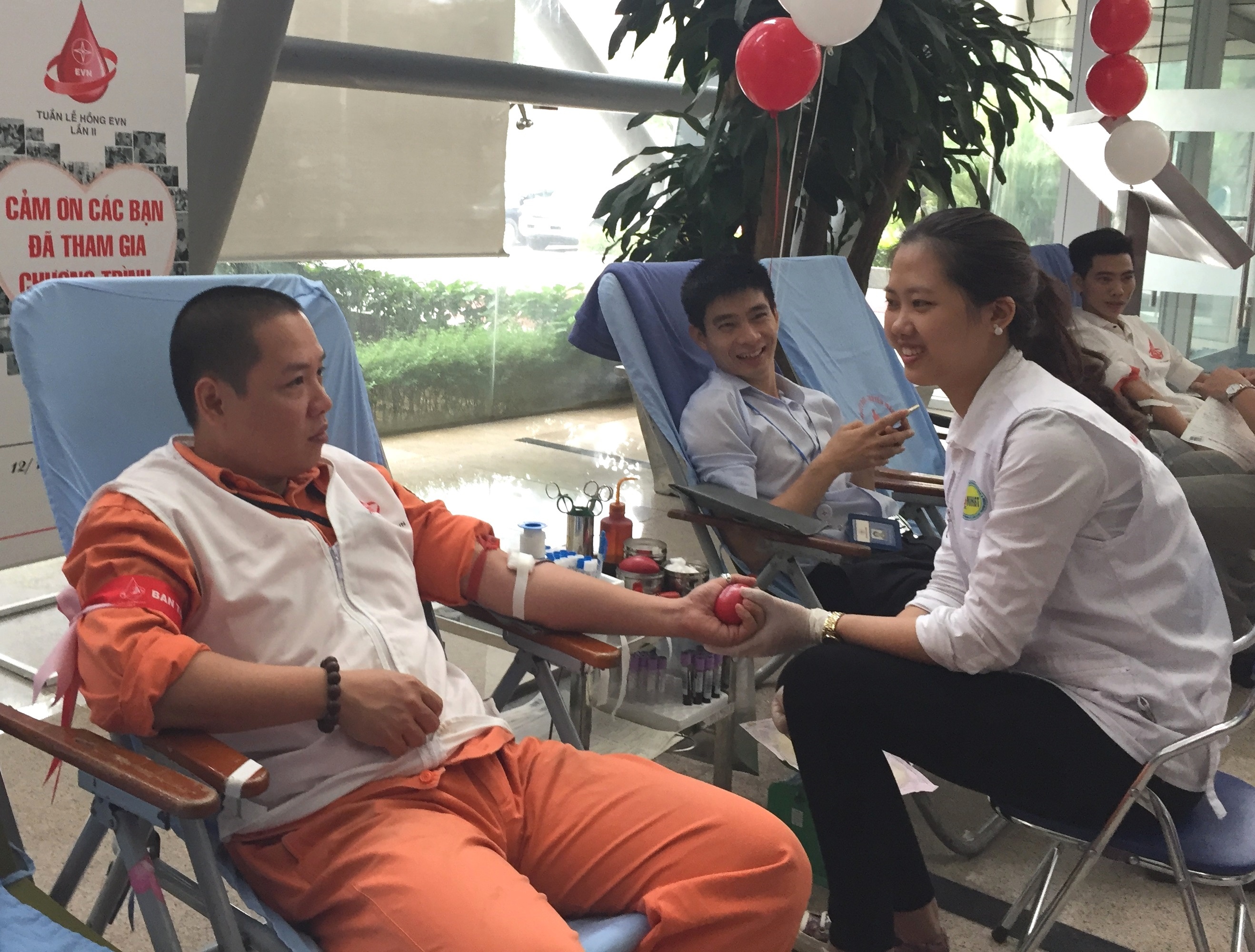Tuan le hong EVN lan thu II - mon qua y nghia cho cong dong hinh anh