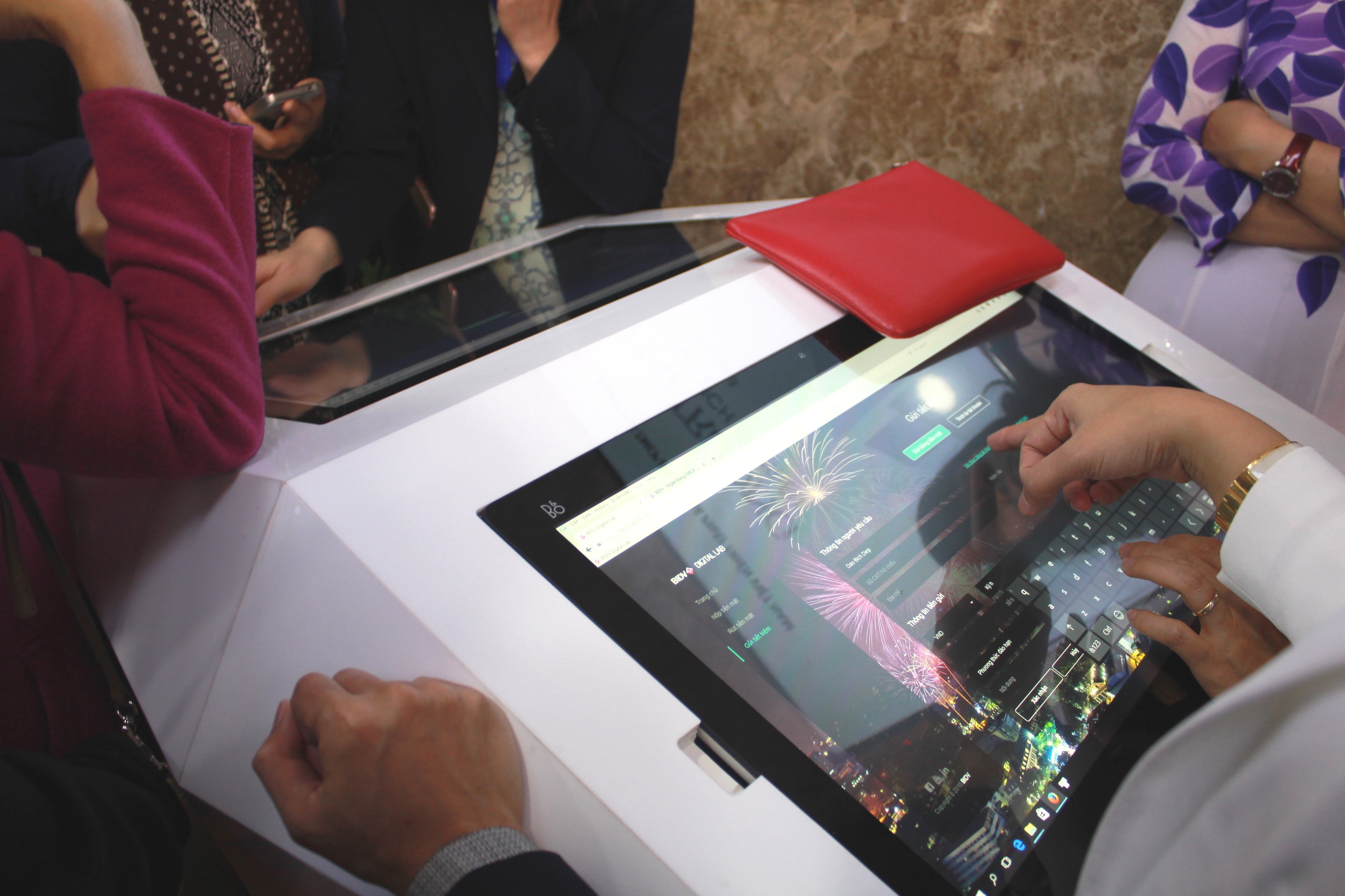 BIDV khai truong phong giao dich 5 sao hinh anh