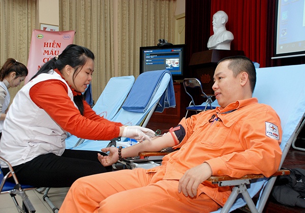 Nhan vien EVN HANOI hien mau trong 'Tuan le Hong' hinh anh