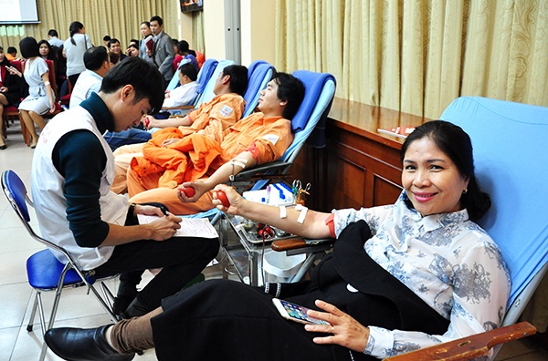 nhan vien EVN HANOI hien mau anh 2