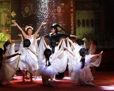 Hoc vien nhi FFC khoe tai voi vo 'Ong gia Noel bi bat coc' hinh anh