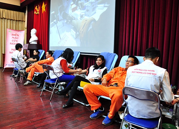 nhan vien EVN HANOI hien mau anh 3