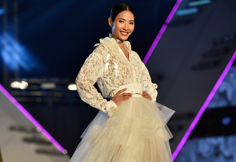 6 mot duoc lang xe tai san catwalk 'Vision - Steps Of Glory' hinh anh