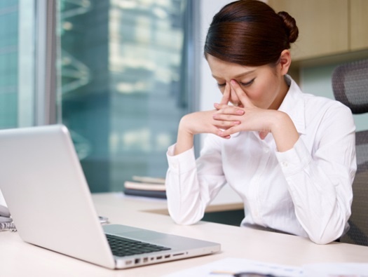 3 thoi quen anh huong xau den thi luc cua gioi tre hinh anh