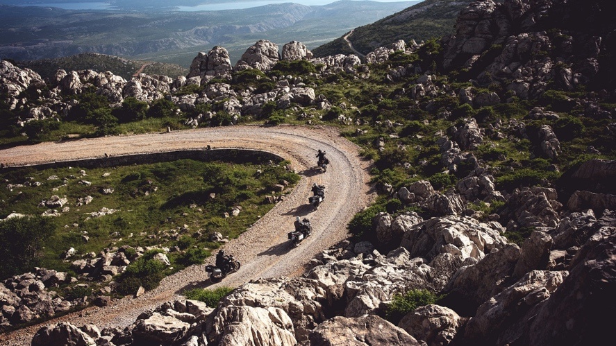 4 mau moto BMW hut khach anh 5