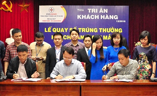 EVN HANOI to chuc quay so trung thuong cho khach hang hinh anh