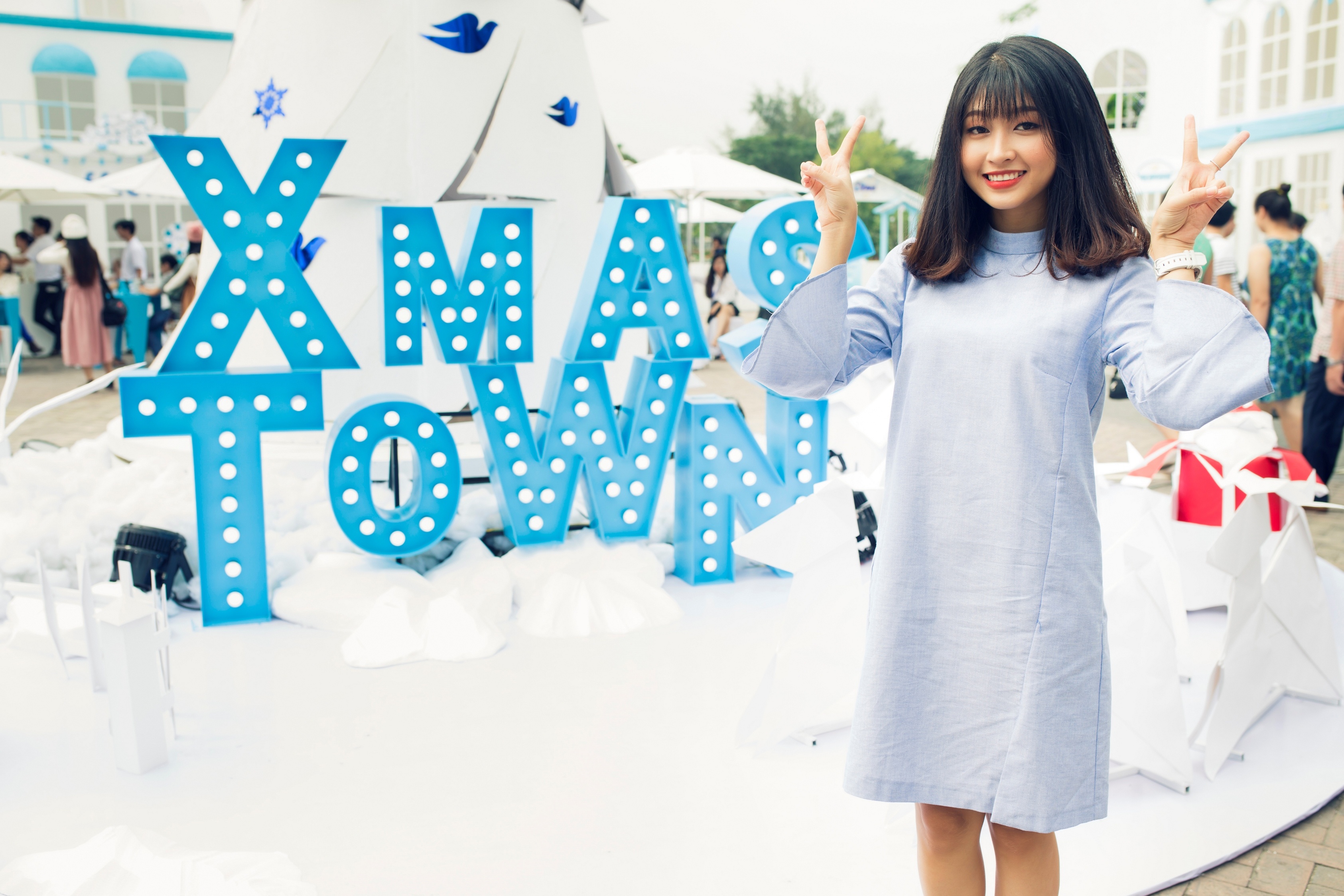 Ngoi lang Giang sinh thu hut ban tre hinh anh