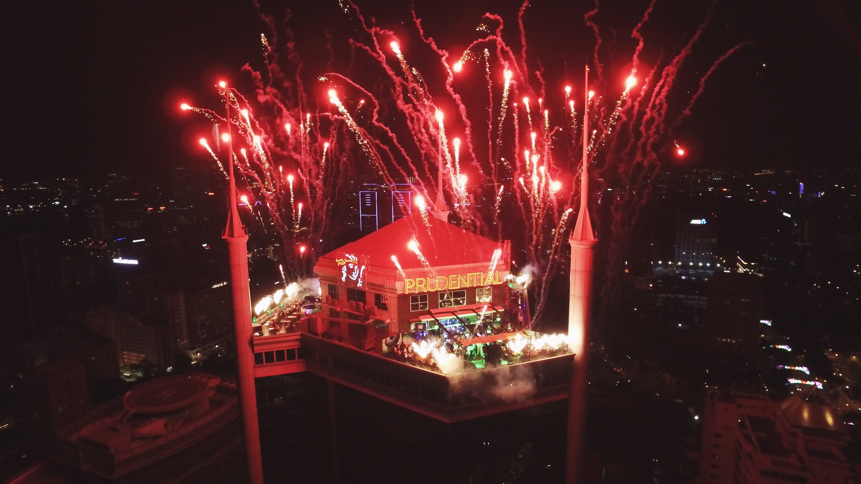Trao luu thuong thuc beer club roof-top cua gioi tre Sai Gon hinh anh
