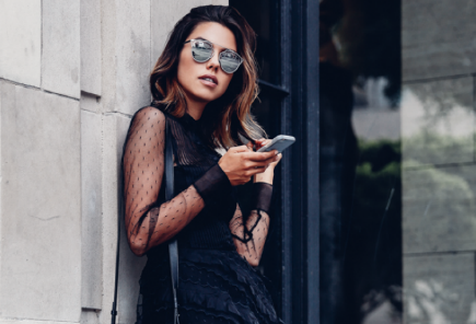 Goi y phoi trang phuc den cho mua le hoi cuoi nam hinh anh