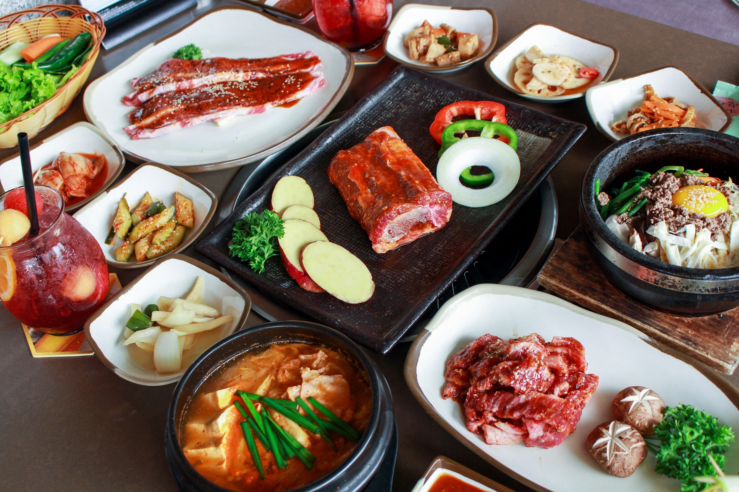 Thuong thuc lau nuong phong cach Han Quoc tai quan Tan Binh hinh anh