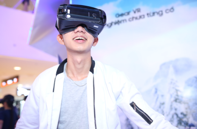 Tro thanh cao thu truot tuyet voi Samsung Gear VR hinh anh