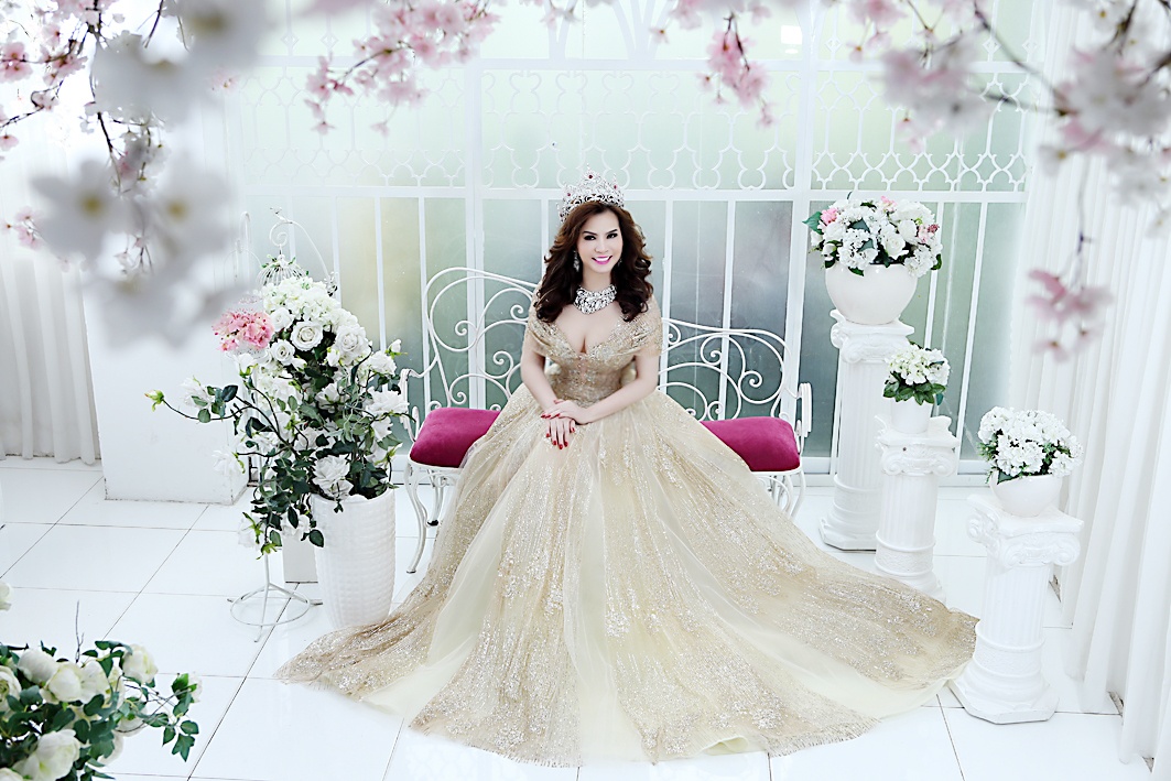 De nhat HH Quy ba the gioi khoe anh tre trung tuoi tu tuan hinh anh